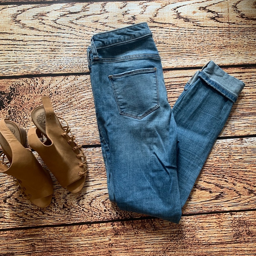 Universal Threads Distressed Denim size 6